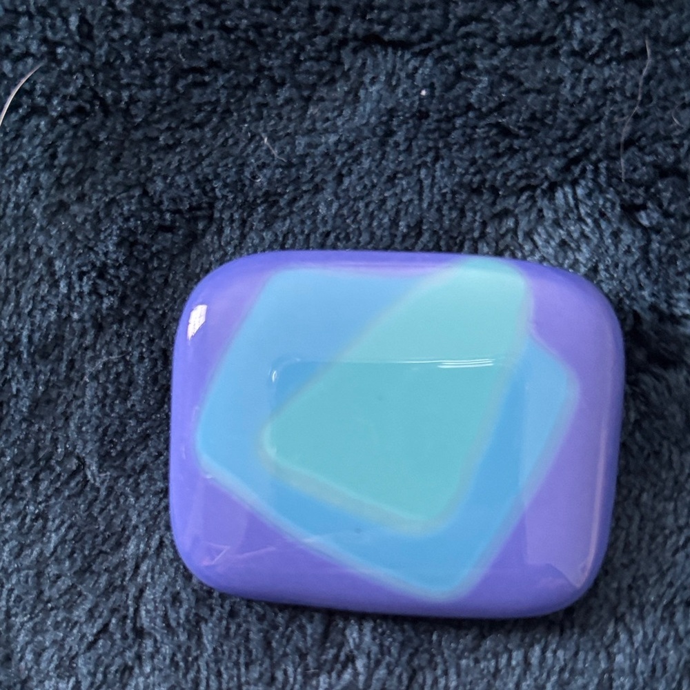 Glass brooch artisan